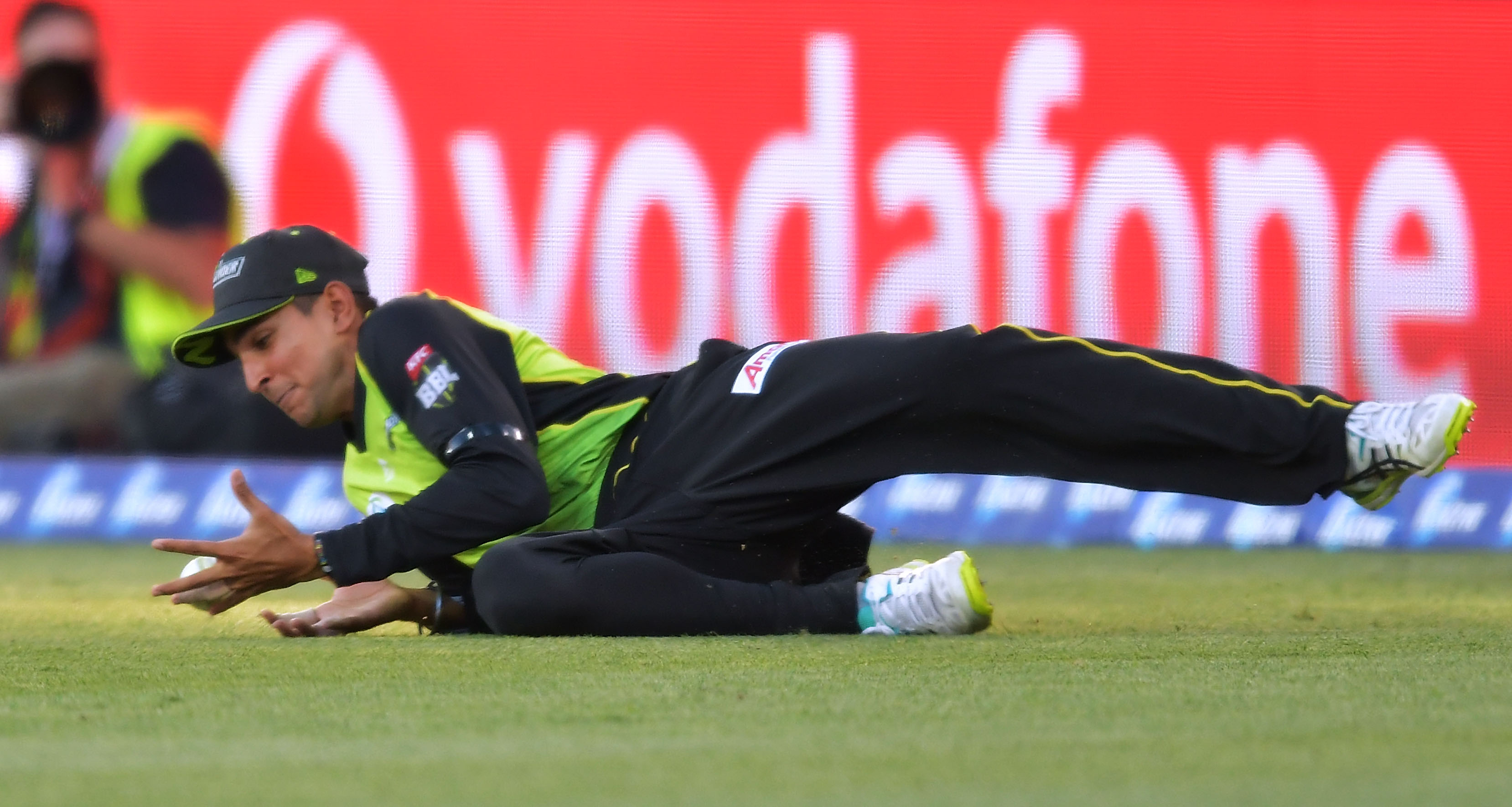 VIDEO | 'Clueless' Jason Sangha positions himself for catch only to see ball falling 30 metres away