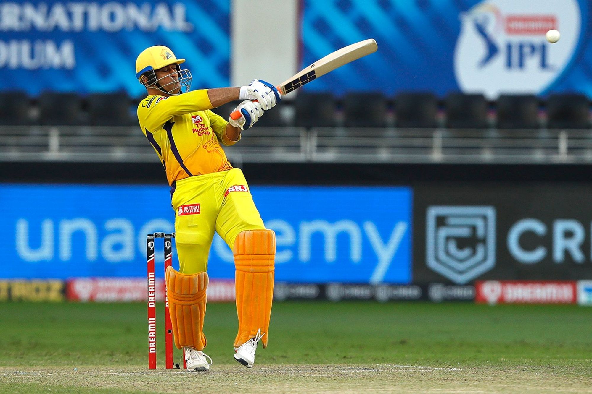 Dhoni playing a pull shot vs RCB
