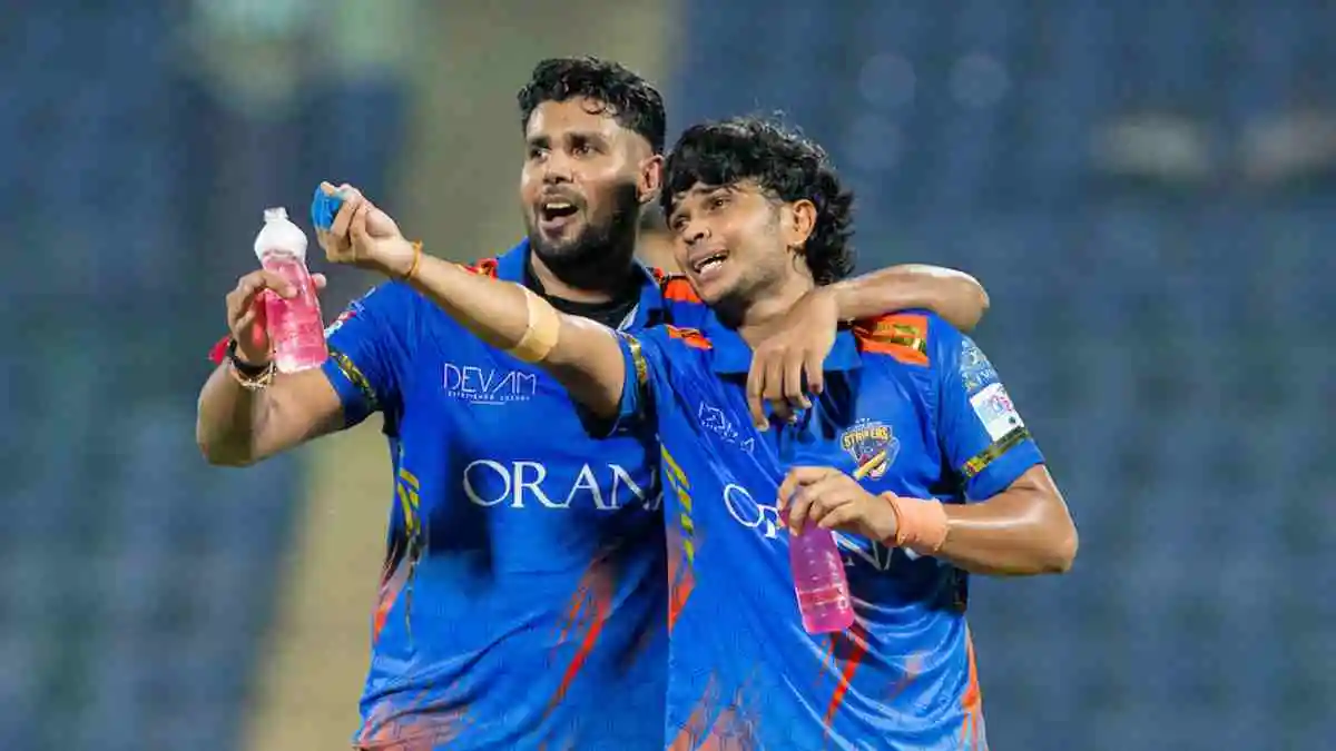 North Delhi Strikers skipper Harshit Rana with his teammate 