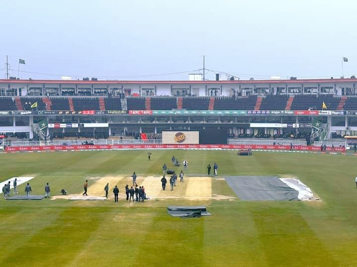 PSL 2024 | Twitter reacts to PSL fansâ€?unique ways of beating the rain amidst game delayÂ